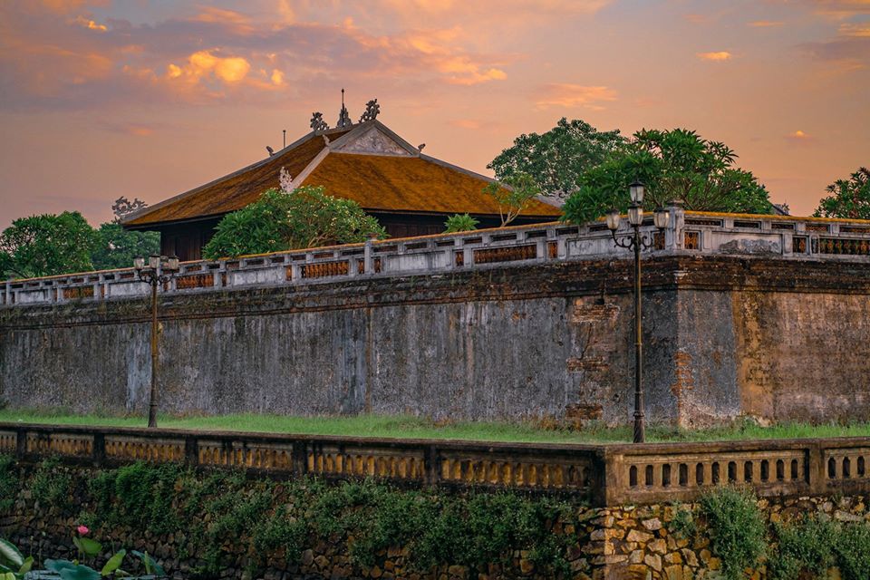 Lầu Tứ Phương Vô Sự dưới bình minh Huế