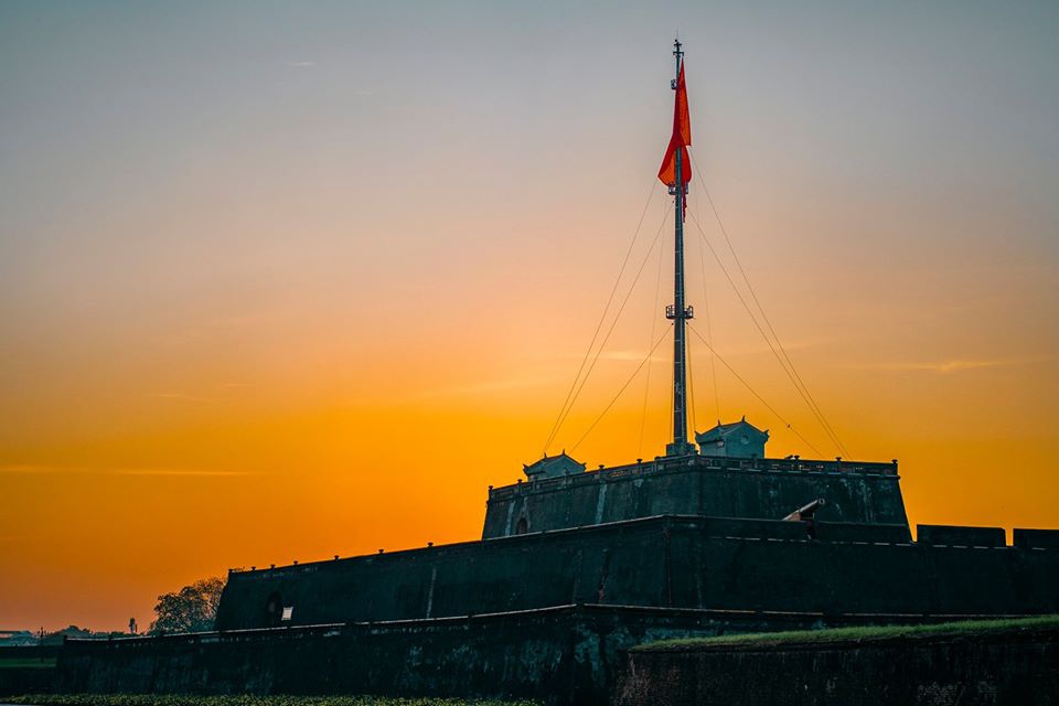 Kỳ đài dưới bình minh Huế