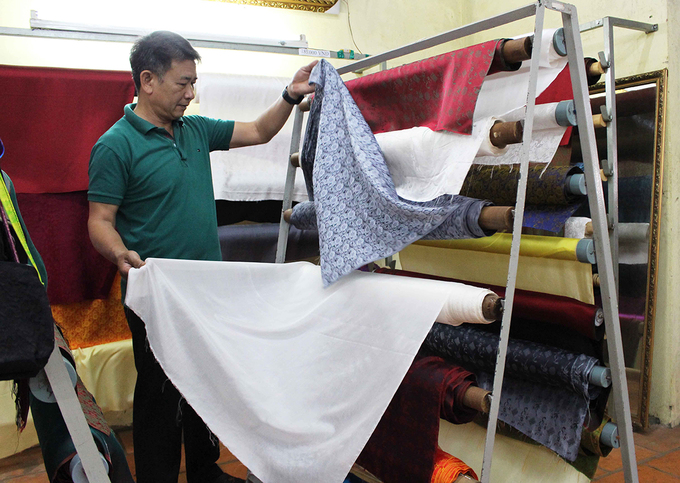 Anh Phạm Văn Cường sinh ra và lớn lên ở huyện Đông Anh, Hà Nội. Nhà anh ở ven sông Hồng, nơi có những bãi dâu xanh tốt, thích hợp với nghề ươm tơ, dệt lụa. Vào Nam Ban (huyện Lâm Hà, Lâm Đồng) lập nghiệp, anh mong muốn phát triển nghề truyền thống của quê hương.