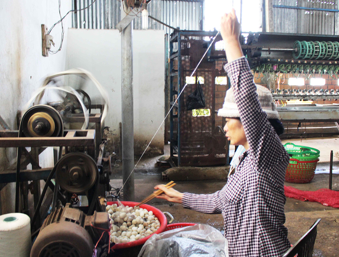 Công đoạn ươm tơ bằng phương pháp thủ công. Chủ cơ sở giữ nguyên cách thức sản xuất lâu đời để lưu giữ nghề truyền thống, kết hợp với làm du lịch, giới thiệu nét đẹp của nghề dệt với du khách.
