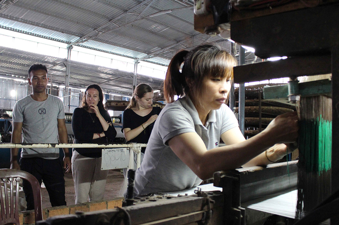 Bạn có thể tham quan phòng trưng bày của cơ sở hoặc đi vào bên trong nhà máy để xem nguồn gốc, quy trình sản xuất.