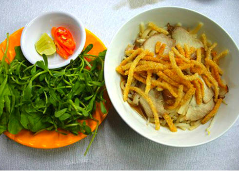 Cao lầu rất ít nước nhưng khi ăn lại có hương vị đậm đà và hấp dẫn.