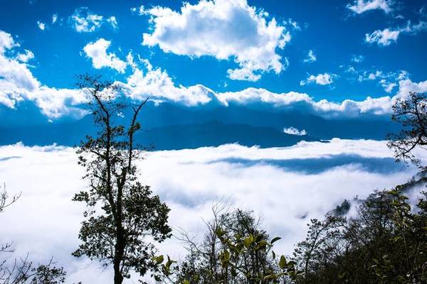 Hoàng hôn trên biển mây khi săn mây Y Tý tại Ngải Thầu