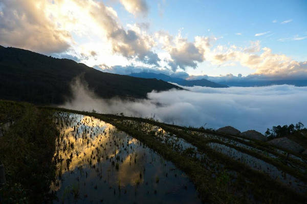 Đường còn lại từ Lào Cai lên Sapa qua Mường Hum, Dền Thàng, Dền Sáng, A Lù đến Y Tý. Đường này đẹp và dễ đi hơn.