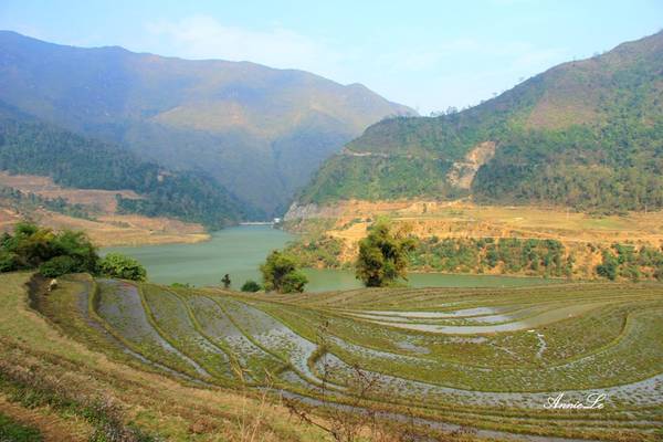Đường qua Mường Hum dẫn đến Y Tý với ruộng bậc thang và hồ thủy điện