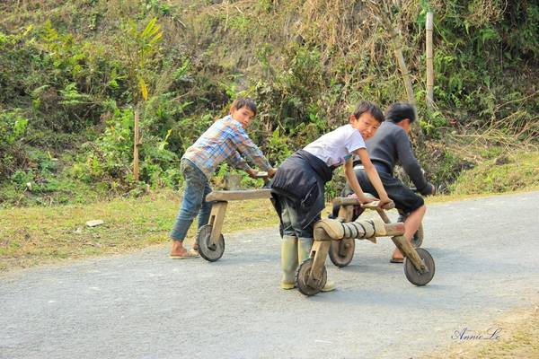 Trò chơi cảm giác mạnh của trẻ em Mường Hum