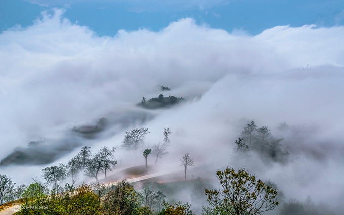 Đường lên Ngải Thầu Thượng đẹp như mơ trong màn sương mây lảng bảng.