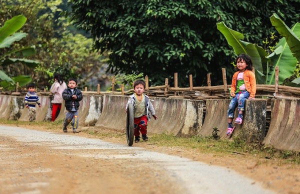 Đến Y Tý, bạn còn có thể trải nghiệm cuộc sống của người bản địa. Bạn sẽ bắt gặp hình ảnh những đứa trẻ đang nô đùa.