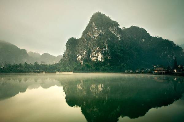 Vieng Xai, Lào: Vieng Xai là địa điểm hay bị bỏ qua khi so với Luang Prabang và Vang Vieng. Đây là nơi lý tưởng để trải nghiệm lịch sử hiện đại của quốc gia này. Bạn nên đăng ký tour tham quan các hang động từng được sử dụng làm hầm trú ẩn và bệnh viện trong chiến tranh. Ảnh: Bayerl Günther.