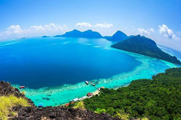 Sabah, Borneo thuộc Malaysia: Sabah đem lại cho mỗi người một trải nghiệm khác biệt. Từ lặn biển tới leo núi, bạn sẽ liên tục được chiêm ngưỡng thế giới tự nhiên phong phú, sống động. Đây cũng là một trong những vùng có văn hóa đa dạng nhất Malaysia, cho du khách cơ hội thưởng thức những món ăn độc đáo. Ảnh: Travelnation.