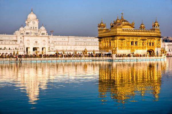 Punjab, Ấn Độ: Hầu hết những món ăn nổi tiếng của Ấn Độ đều xuất phát từ vùng này, như gà tandoori, tikka masala, hay samosas. Ngoài ra, du khách còn được khám phá lịch sử thú vị của đạo Sikh và đạo Hindu, tham quan các ngôi đền tuyệt đẹp như đền Vàng. Ảnh: Spentatours.
