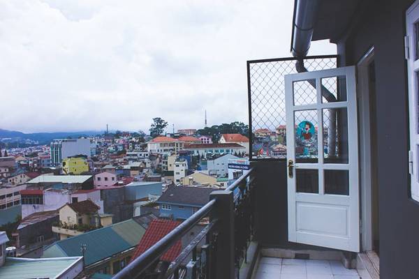 Ban công ngắm cảnh thơ mộng tại YOLO Hostel Đà Lạt