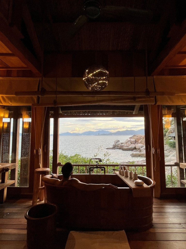Bồn tắm gỗ độc đáo hướng biển của resort