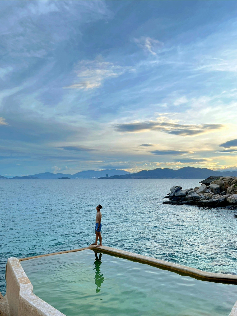 Bể bơi vô cực sát bờ biển tại Six Senses Ninh Van Bay