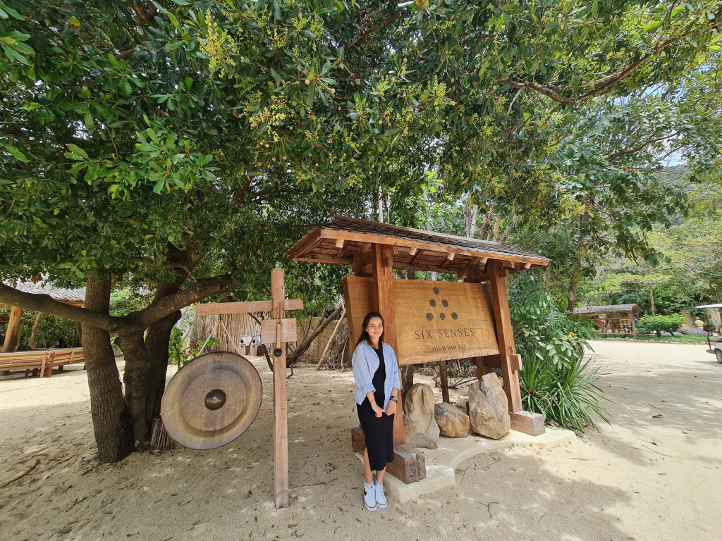 Cảnh quan núi đá hoang sơ tại resort