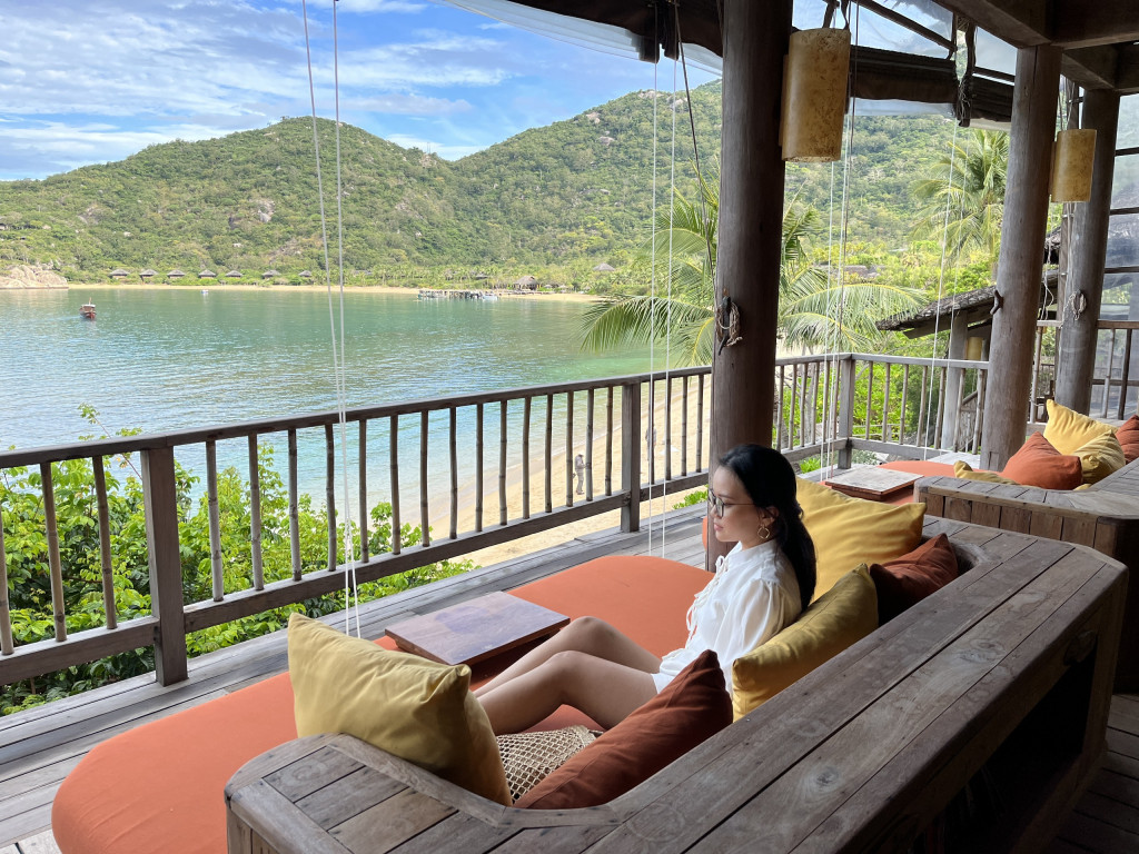 Khu vực thư giãn ngắm biển tại biệt thự Six Senses