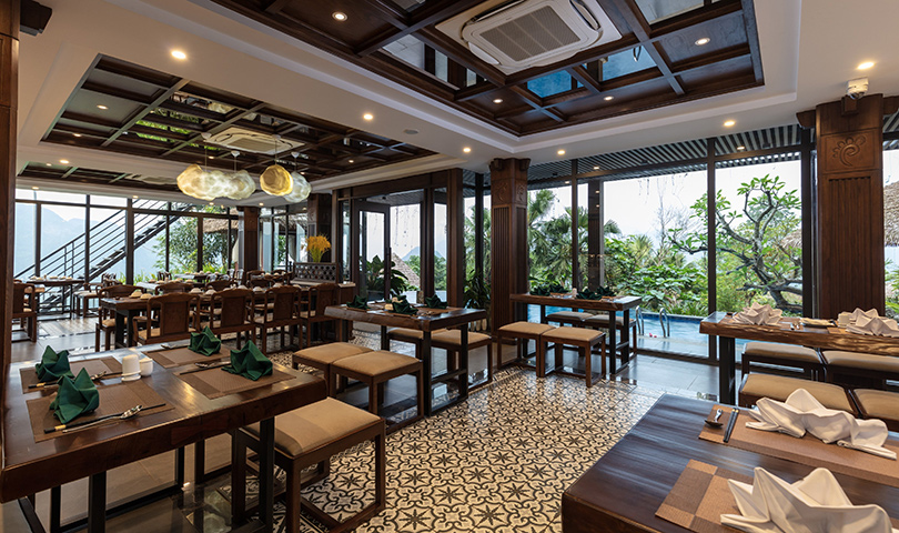Dùng bữa trong nhà hàng Ebino
