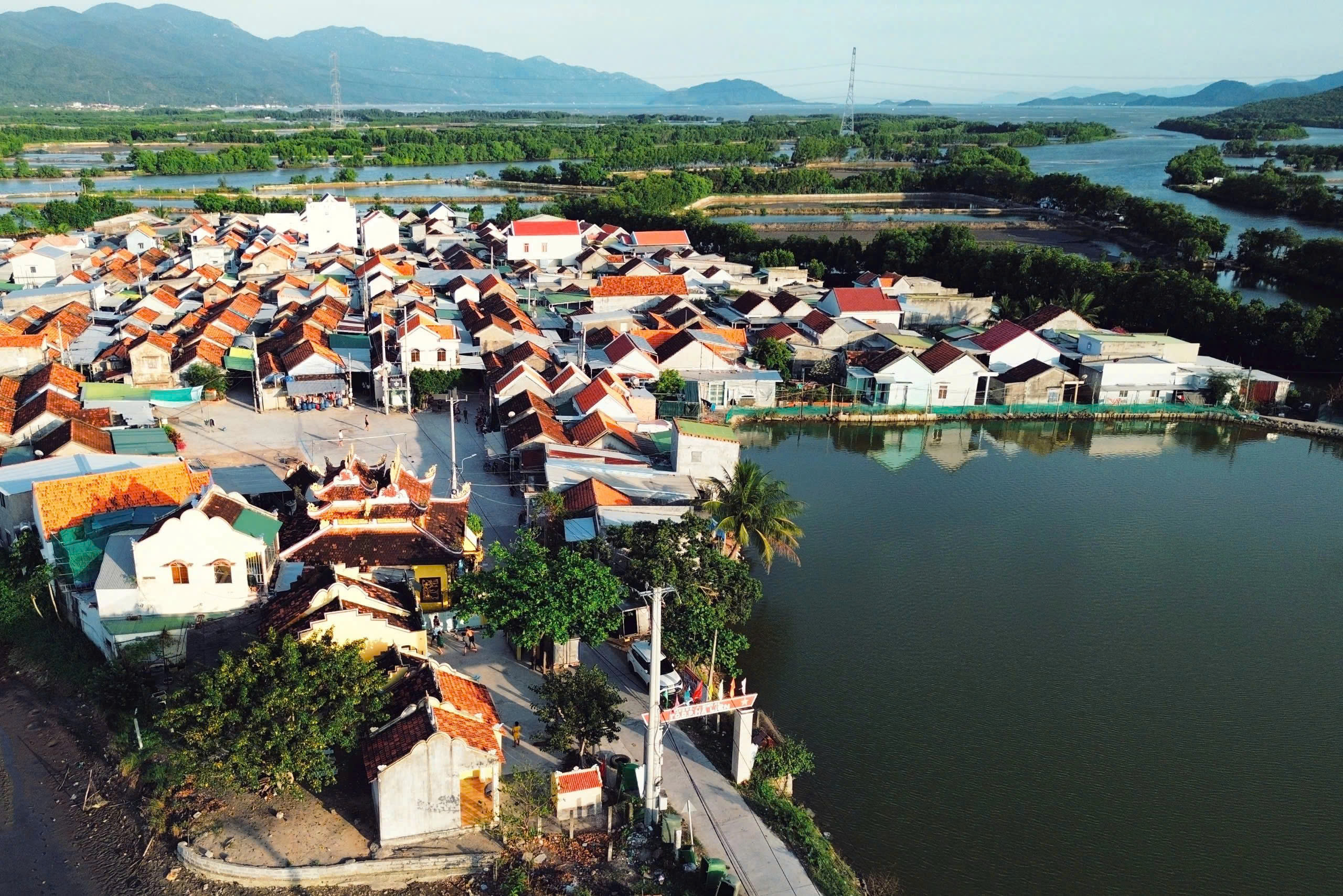 Những căn nhà nhỏ san sát nhau tại làng Hà Liên