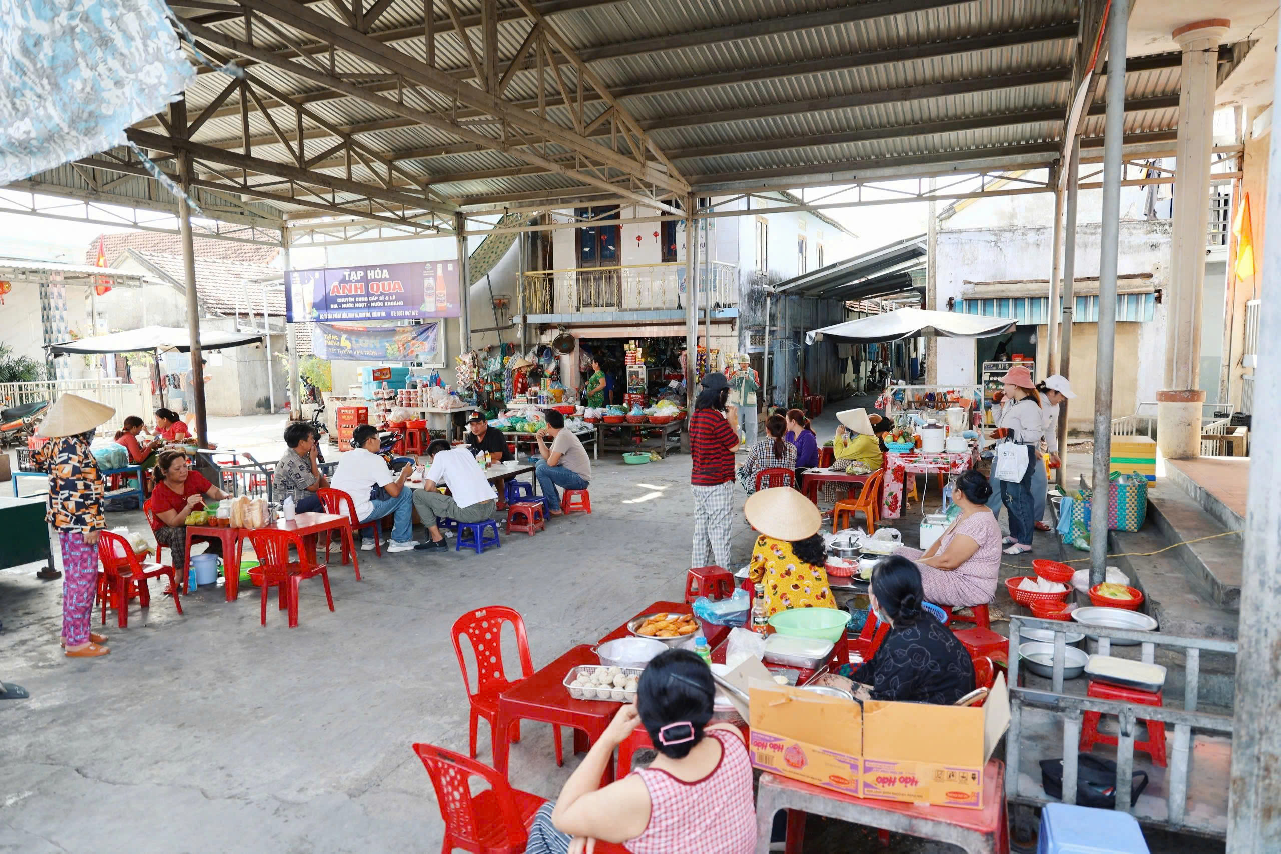 Một góc chợ nhỏ tại làng Hà Liên