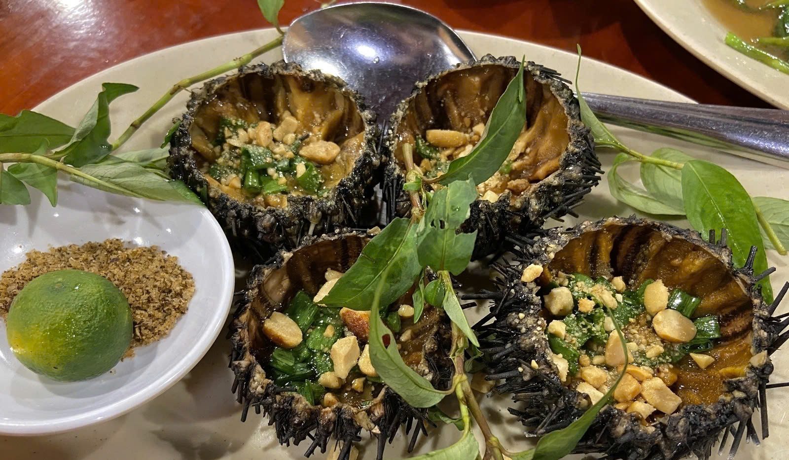 Nhum nướng mỡ hành hương vị biển cả hấp dẫn