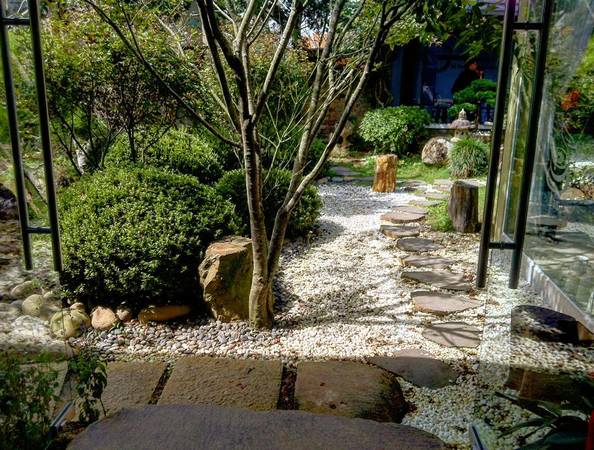 Lối đi lót đá quanh suối nhỏ tại Zen Garden Coffee Đà Lạt