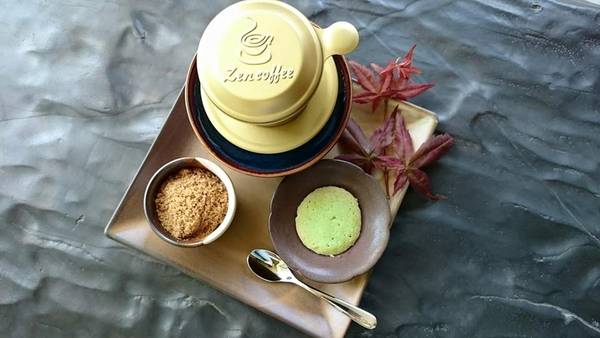 Cà phê đen và bánh cookie trà xanh tại Zen Garden Coffee Đà Lạt