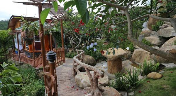 Những con đường nhỏ dẫn vào các phòng được điểm tô bởi các khóm hoa khoe sắc tạo cảm giác yên bình dễ chịu cho du khách.