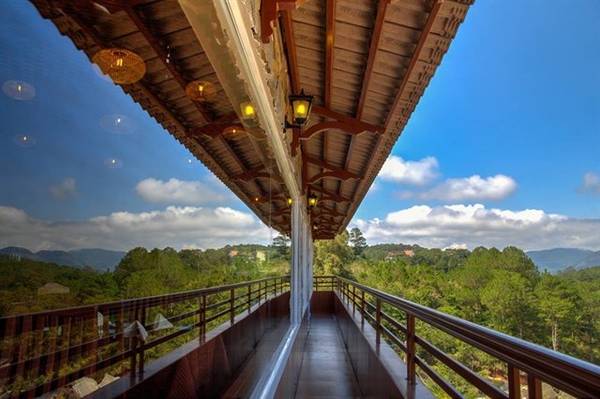 Zen Valley Dalat có vị trí khá gần các điểm tham quan nổi tiếng như: Vườn Hoa Đà Lạt, Chợ Đà Lạt, Hồ Xuân Hương, đồi Robin, hồ Tuyền Lâm, núi Voi, viếng Thiền Viện Trúc Lâm....Vì thế, bạn có thể tiện di chuyển khám phá nhiều điểm du lịch đặc biệt của Đà Lạt chỉ với vài km.