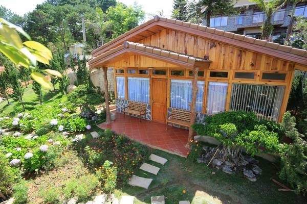 Zen Valley Dalat là dạng resort nhỏ với nhiều khu nhà Bungalow bằng gỗ và kính, tất cả đều có view nhìn ra thung lũng và đồi thông.