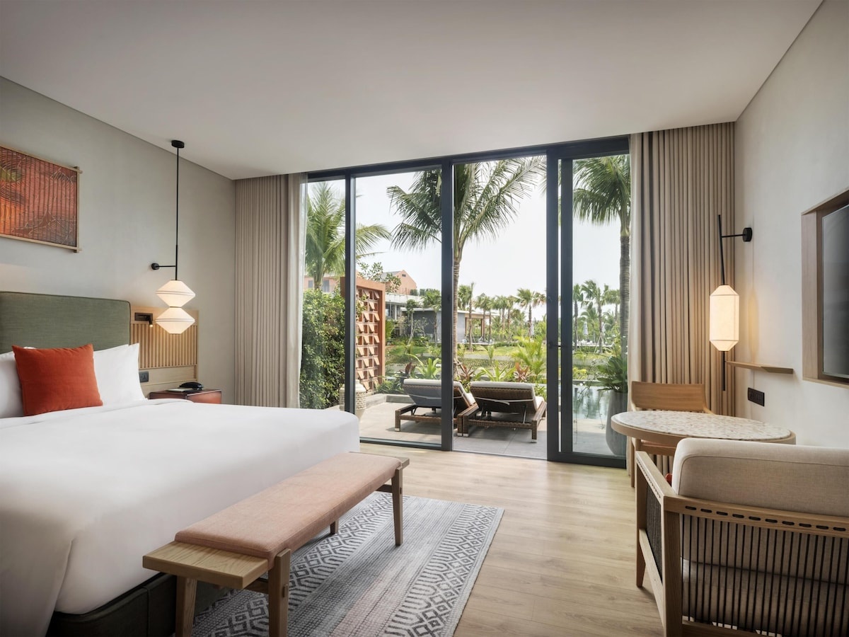 Ban công phòng ngủ view hướng sông tại NHAAN Resort & Spa Hội An