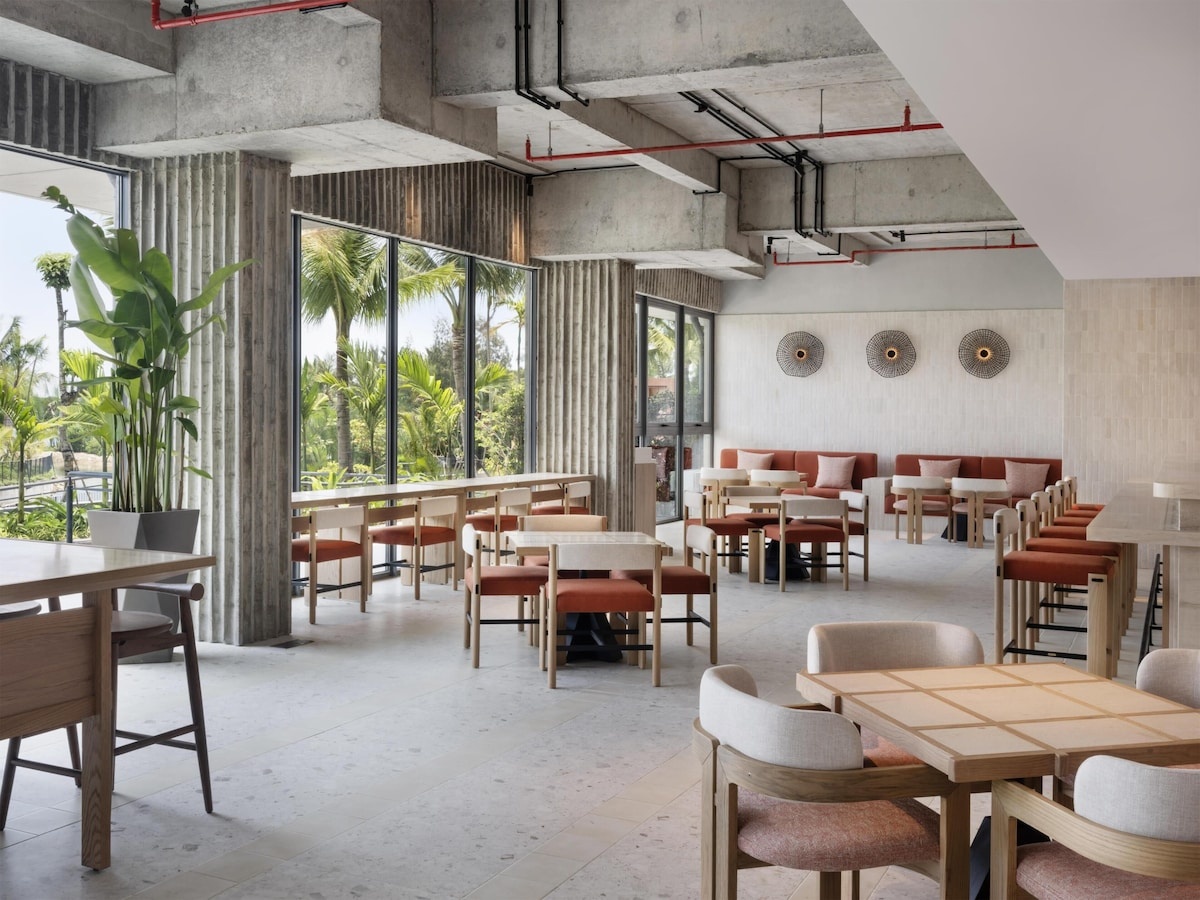 Quầy bar bên hồ bơi NIPA tại NHAAN Resort & Spa Hội An